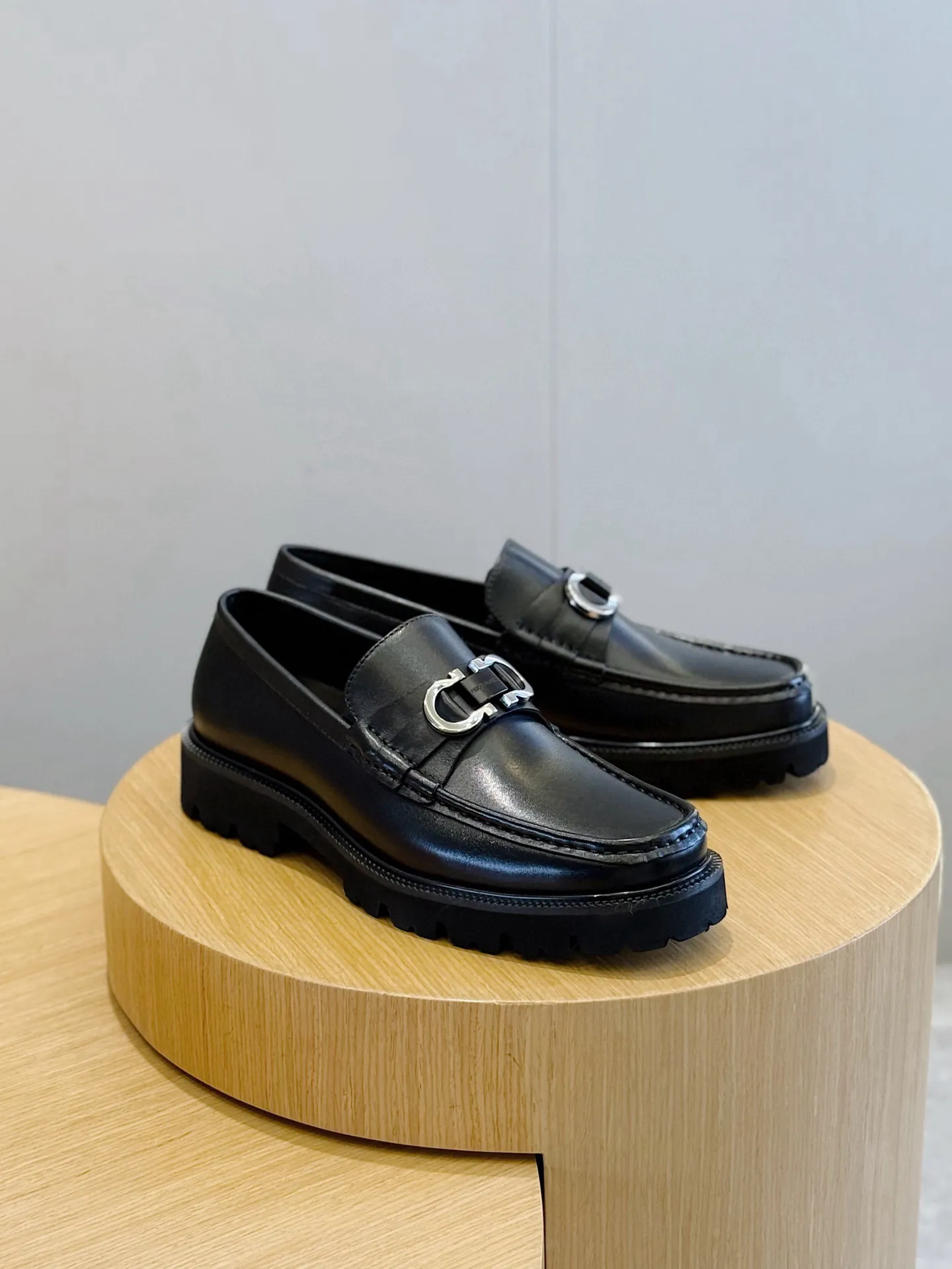 [Ferragamo] Top P: 760💰 Number of yards: 39~44 (38.45. Customized, non-returnable) Ferragamo men's leather derby shoes. The new derby shoes are light in texture and cool in style. They adopt exquisite eyelet uppers and novelly define urban trends. Made of brushed cowhide, it has a plump and rounded toe box and is decorated with delicate wingtip decorative details. Imported cowhide + cowhide lining.